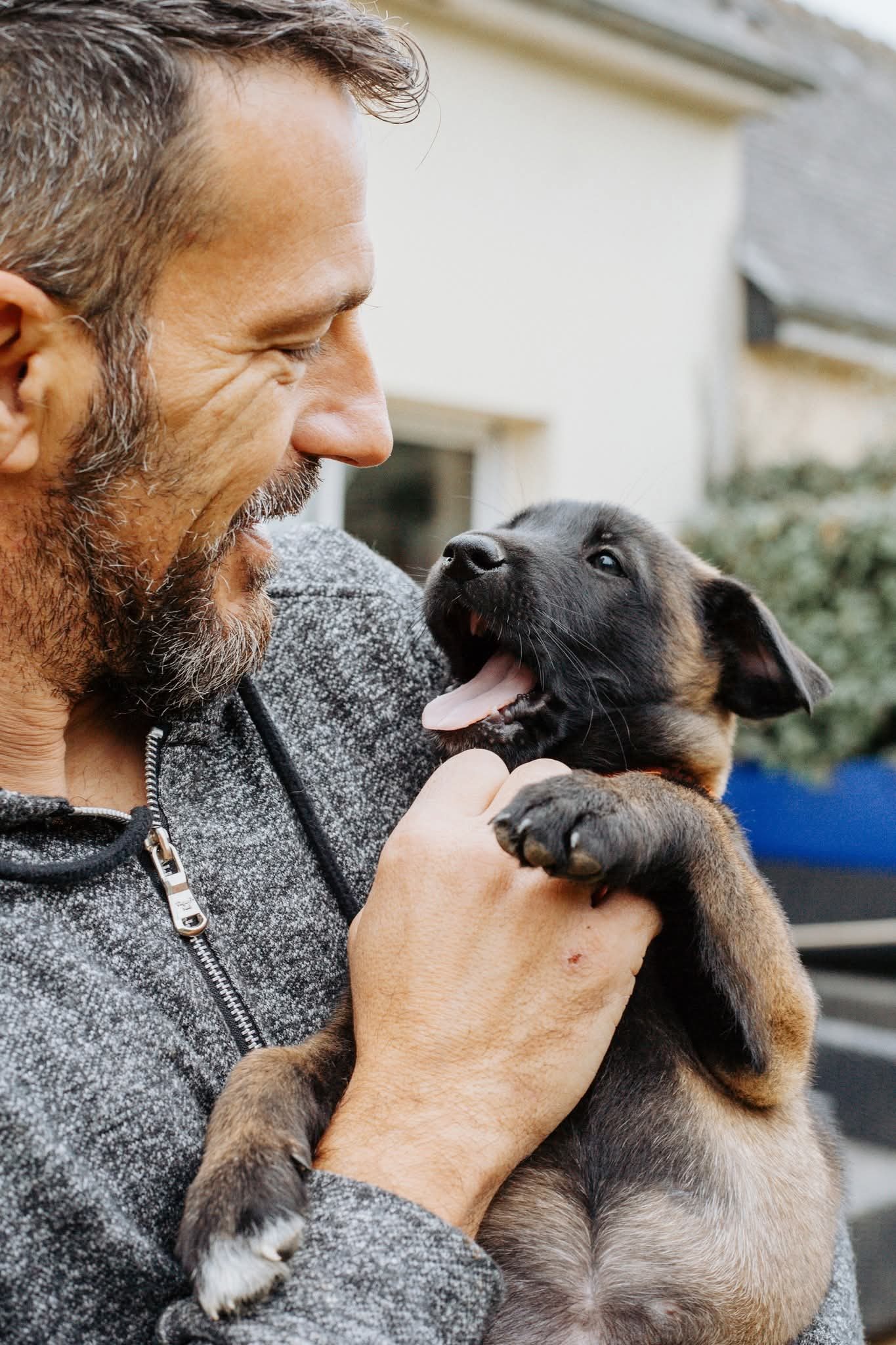 Luc, maître-chien et éducateur canin, avec un chiot