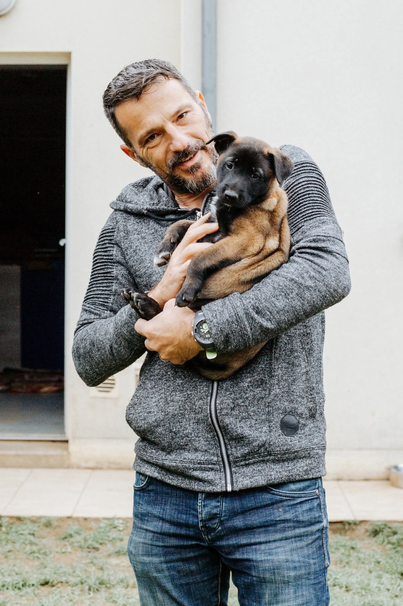 Luc, éducateur canin, avec un chiot