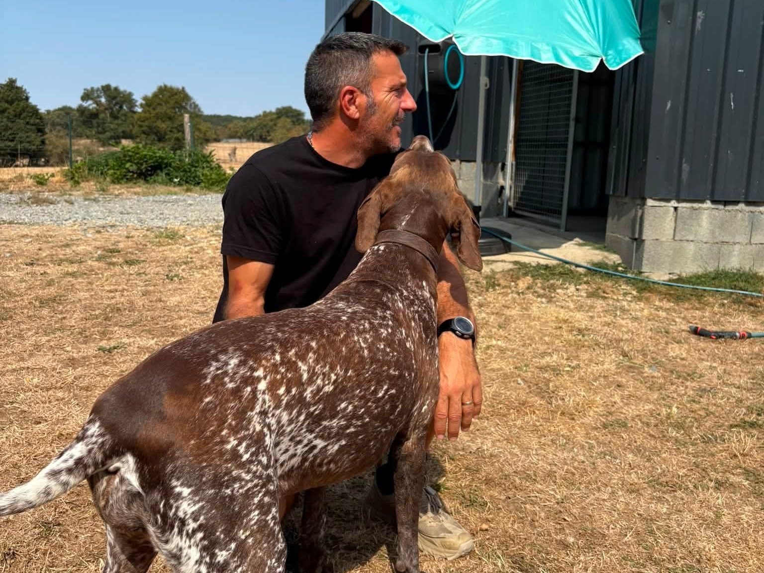 Moment complice entre Luc et un chien